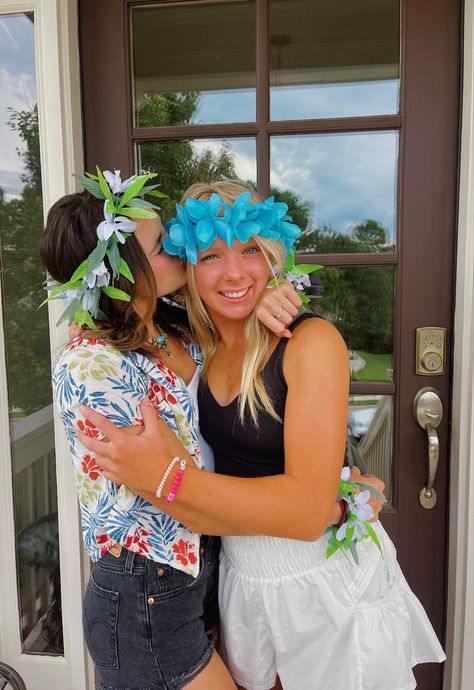 Hawaii Football Game Theme, Hawaiian Football Theme, Hawaiian Theme Football Game, Hawaiian Football Theme Outfit, Fb Games, College Friends, Hawaiian Theme, Theme Days, Football Game Outfit