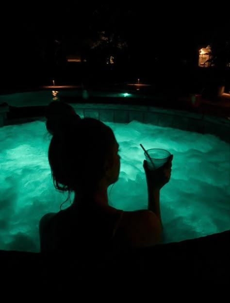 Night Time Hot Tub Pictures, Fotografia In Piscina, Hot Tub Pictures Poses, Hot Tub Pictures, Tub Pictures, Pool Pics, Pool At Night, Pool Poses, Pool Photography