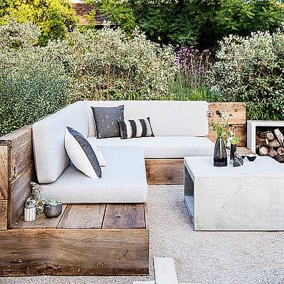 Sunset Magazine Inspired DIY Outdoor Sectional (L shaped couch) is made of cedar boards, with comfortable thick cushions. #outdoorsectional #lshapedsofa #DIY Bespoke Garden, Outdoor Bench Seating, Small Urban Garden, Sofa L, Backyard Seating, Best Outdoor Furniture, Diy Garden Furniture, Wood Rustic, Design Exterior