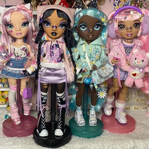 Poppy (@poppyintoyland) • Instagram photos and videos Rainbow High Collection, Lila Yamamoto, Bratz Fits, Clay Snakes, Customized Dolls, Rainbow High Dolls, Doll Makeover, Doll Customs, Hoodie Hat