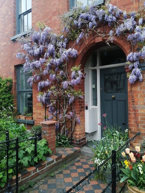 Dublin Ireland Apartment, Dublin Apartment Aesthetic, House In Ireland, Irish Home Exterior, House Design Ireland, Dublin Townhouse, Ireland Apartment, Dublin Architecture, English Apartment