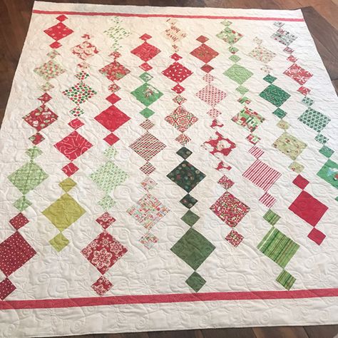 A Chandelier Quilt With Chains – Quilting Cubby Chandelier Quilts, Chandelier Quilt, Xmas Quilts, Swell Christmas, Charm Pack Quilt Patterns, Christmas Quilt Blocks, Charm Pack Quilt, Fun Quilt, Jelly Roll Quilt Patterns