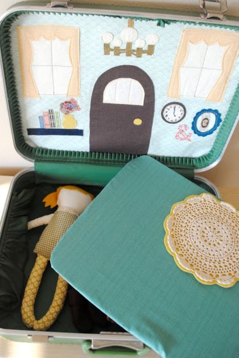 Dollhouse Suitcase Diy Doll Suitcase, Suitcase Dollhouse, Travel Dollhouse, Doll Suitcase, Best Suitcases, Messy Kids, Old Suitcases, Vintage Suitcases, Vintage Baby Clothes