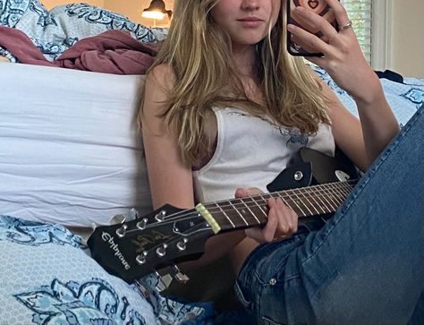 Blonde Rockstar Gf, Electric Guitar Girl Aesthetic, Eletric Gutair Girl, Eletric Gutair Aesthetic Girl, Blonde Guitarist, Girl With Electric Guitar, Girl Playing Guitar Aesthetic, Rockstar Aesthetic, Guitar Obsession