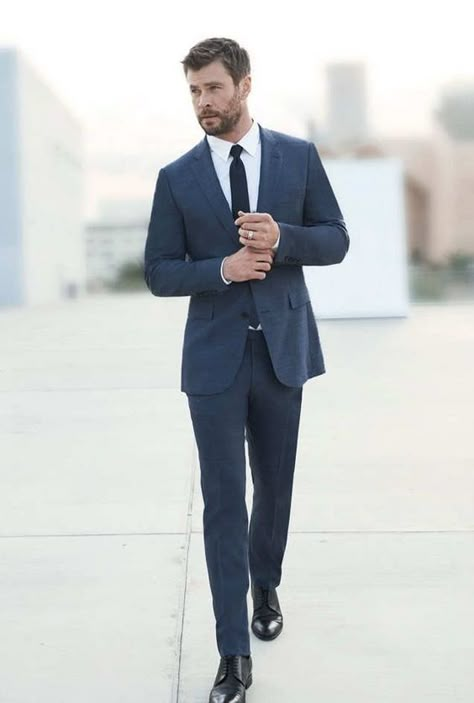 Guys look their finest in a suit. Check out these 15 guys who look amazing in suits.   #ChrisHemsworth #ChrisHemsworthSuits #classymen Terno Slim, Hemsworth Brothers, A Man In A Suit, Man In A Suit, Chris Hemsworth Thor, Classy Men, Liam Hemsworth, Men’s Suits, Mens Fashion Suits