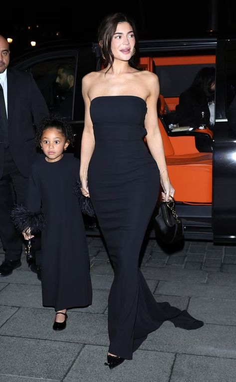 Kylie Jenner & Stormi Webster Are Fashion Icons at Paris Fashion Week Kylie Jenner Black Dress, Kylie Jenner Stormi, Kylie Jenner And Stormi, Kylie Jenner Dress, Kylie Jenner Black, Kylie Jenner Icons, Estilo Kim Kardashian, Stormi Webster, Looks Kylie Jenner