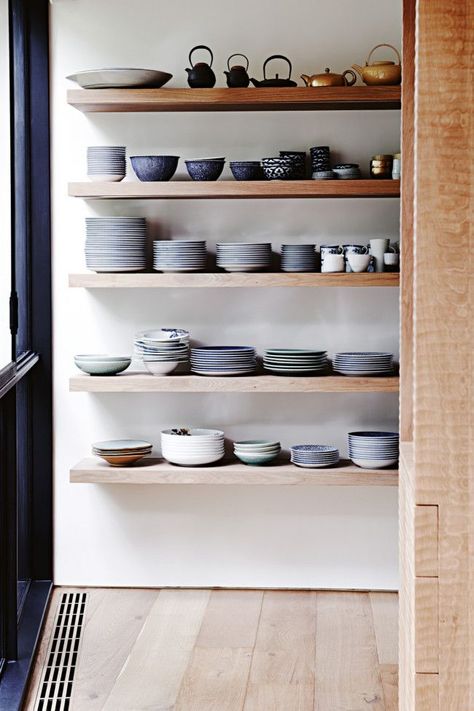 Floating shelves in pantry Minimalist Dekor, Desain Pantry, Decor Studio, Kitchen Cabinet Organization, Estantes Flotantes, Open Shelves, Decor Minimalist, Kitchen Cupboards, Kitchen Shelves