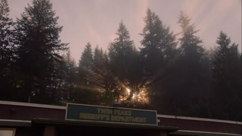 Twin Peaks Twitter Header, Horror Scenery, Northwestern Gothic, Twin Peaks Aesthetic, Twin Peaks Wallpaper, Twin Peaks Season 3, Twin Peaks Tv, Twin Peaks 1990, Mystery Film