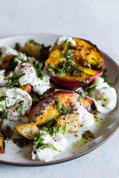 Burrata Salad Recipe, Peach Burrata Salad, Peach Burrata, Grilled Peach Salad, Light Summer Meals, Grilled Salad, Burrata Salad, Peach Salad, Barefoot Contessa