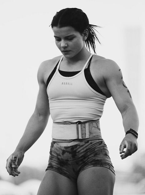 Crossfit Wods, Modele Fitness, Buff Women, Female Pose Reference, Body Reference Poses, Fitness Inspiration Body, Poses References, Human Poses, Muscle Girls