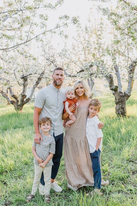 Orchard Family - Cara Loren Spring Family Pictures Outfits, Spring Family Pictures, Summer Family Pictures, Cara Loren, Family Photoshoot Poses, Summer Family Photos, Family Portrait Poses, Fall Family Photo Outfits, Family Photoshoot Outfits