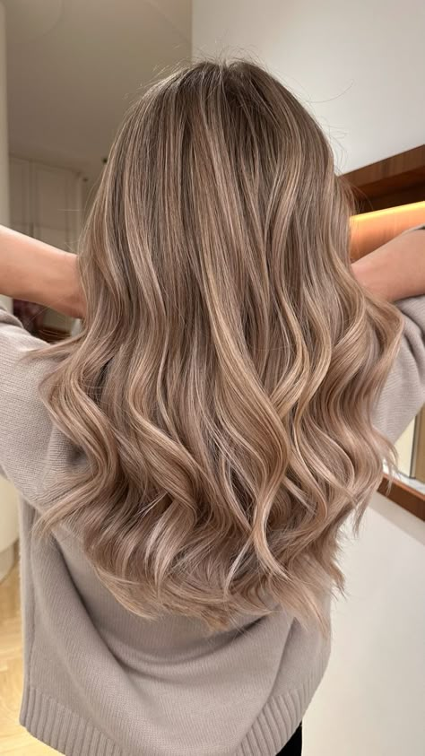 Beige Blonde Hair Color, Light Brunette Hair, Beige Blonde Hair, Rambut Brunette, Fall Blonde Hair, Summer Blonde Hair, Beige Hair, Summer Blonde, Bronde Hair