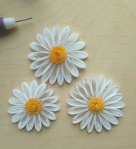 Daisy Quilling Paper Flowers, Quilling Flower Earrings, Paper Quilling Flowers Simple, Quilling Flowers Patterns, Paper Quilling Letters, Paper Crafts Simple, Quilled Sunflowers, Quilling Flowers Tutorial, Paper Daisies