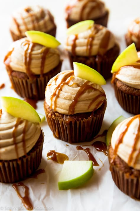 Moist and flavorful apple spice cupcakes finished with a salted caramel frosting. No mixer required! Recipe on sallysbakingaddiction.com Speakeasy Cupcakes, Textured Cupcakes, Fall Cupcakes Recipes, Recipes Apples, Apple Spice Cupcakes, Caramel Apple Cupcakes, Frosting Cupcakes, Salted Caramel Frosting, Sallys Baking