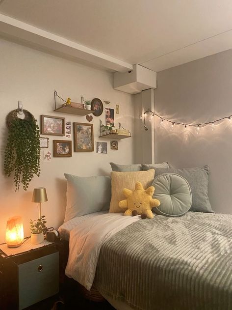 Dorm Room Ideas Plant Aesthetic, Cosy Dorm Room Aesthetic, Dream Dorm Room Cozy, Dorm Bed Aesthetic, Room Ideas Aesthetic College, College Dorm Aesthetic Ideas, Realistic College Dorm, Ucf Dorm Room Ideas, Boarding School Dorm Room Ideas