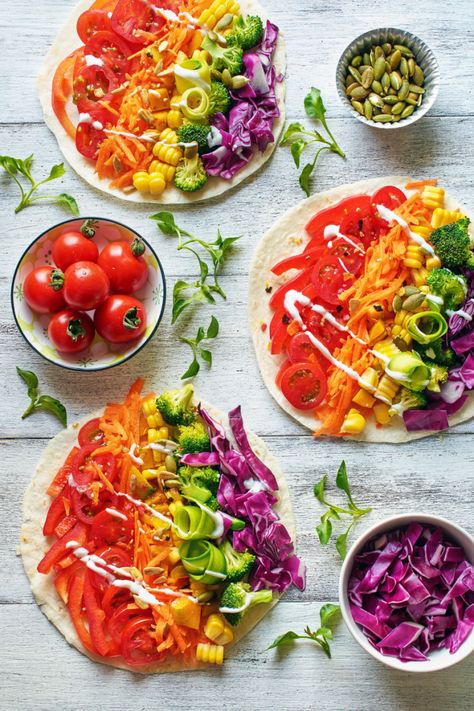 Healthy meals just don't get any easier than with these easy veggie wraps layered with hummus or mayo and piled high with fresh veggies like lettuce, spinach, carrots, cucumbers, and anything else you can think of. Rainbow Diet, Rainbow Pizza, Vegetarian Pizza Recipe, Healthy Vegetarian Snacks, 10 Minute Meals, Veggie Wraps, Easy Veggie, Salad Wraps, Vegetarian Pizza