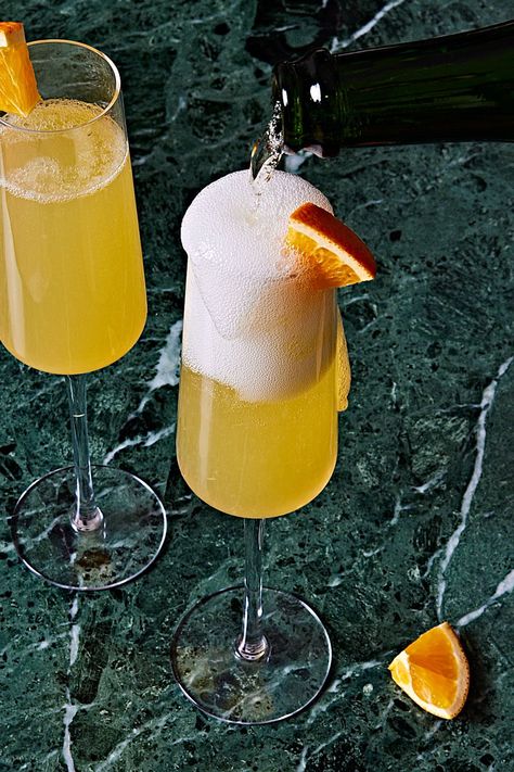 40 Best Champagne Cocktails Recipes - Easy Sparkling Wine Ideas Kalimotxo Recipe, Morning Mimosas, Classic Mimosa, Red Sangria Recipes, Cocktails Easy, Aperol Spritz Recipe, Easy Alcoholic Drinks, Champagne Recipes Cocktails, Wine Ideas