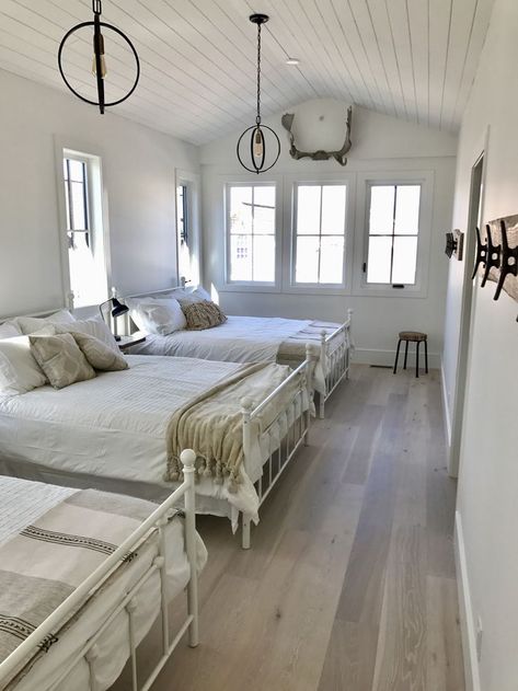 Farmhouse Bedroom Colors, Traditional Bedroom Sets, Modern Rooms, Bunk Rooms, Bunk Bed Designs, Farmhouse Modern, Bedroom Photos, Bunk Room, Traditional Bedroom