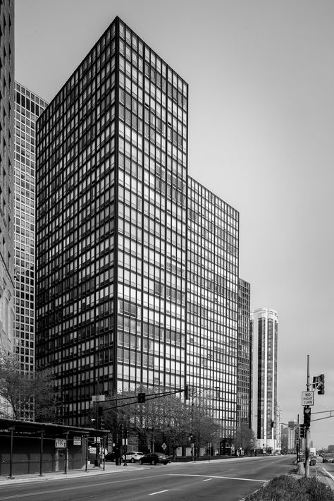 860-880 Lake Shore Drive, Chicago - Mies van der Rohe Miss Van Der Rohe, Lake Shore Drive Chicago, International Style Architecture, Seagram Building, Glass Facade, Lake Shore Drive, Ludwig Mies Van Der Rohe, Architecture Books, Lake Shore