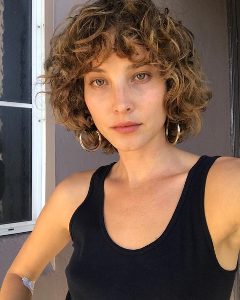 Curly hair Curly Hair Trends, Curly Hair Photos, Curly Bangs, Short Curly Haircuts, Haircuts For Curly Hair, Curly Hair With Bangs, Dirty Dancing, Trending Hairstyles, Curly Hair Cuts