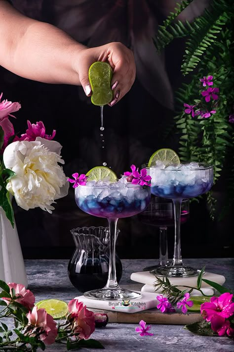 Butterfly Pea Tea Lemonade, Color Changing Lemonade, Drink Essentials, Juice Ice Cubes, Butterfly Pea Tea, Butterfly Pea Flower Tea, Butterfly Tea, Wedding Drinks, Tea Lemonade