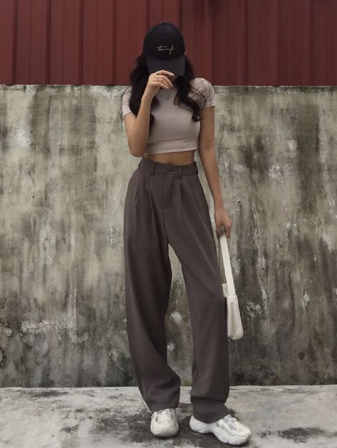 Minimalist Tank Top Outfit, Earthy Sporty Outfits, Outfits For Muscular Women, Summer Streetwear Wide-leg Harem Pants, Minimalist Basic T-shirt For Summer, Minimalist Basic Style Relaxed Fit T-shirt, Strong Outfit, Hip Hop Outfits, Aesthetic Look