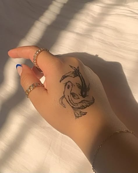 Koi Fish Tattoo On Hand, Henna Koi Fish, Coi Fish Hand Tattoos, Atla Koi Fish, Atla Koi Fish Tattoo, Koi Fish Hand Tattoo, Fish Henna Tattoo, Fish Hand Tattoo, Koi Fish Henna