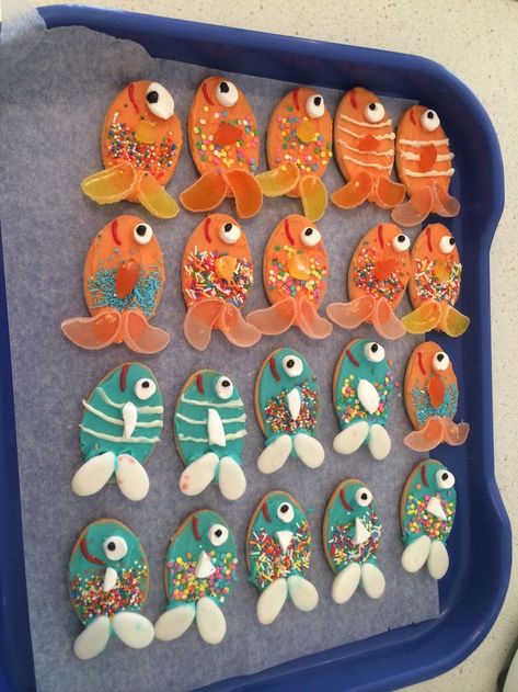 Milk arrowroot biscuit fishies!! Decorated Milk Arrowroot Biscuits, Decorated Arrowroot Biscuits, Arrowroot Biscuit Decorating, Milk Arrowroot Biscuit Decorating, Bakersman Ideas For Kids, Baker Baker Ideas For Kids School, Fish Biscuits, Arrowroot Biscuits, Biscuit Decorating