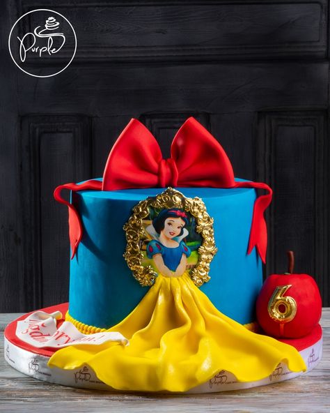 #bluecake #redcake #princesscake #yellowcake #yellowprincesscake #snowWhitecake #applecake Snow White And The Seven Dwarfs Cake, Snow White Birthday Cake, Aladdin Cake, Snow White Cake, Giant Cupcake Cakes, 15th Birthday Cakes, White Birthday Cakes, Snow White Birthday Party, Disney Princess Cake