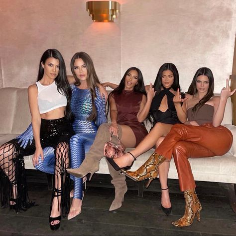 Stylizacje Kylie Jenner, Kim Khloe Kourtney, Estilo Kardashian, Kim And Kourtney, Estilo Kylie Jenner, Jenner Family, Jenner Sisters, Kardashian Family, Kylie Kristen Jenner