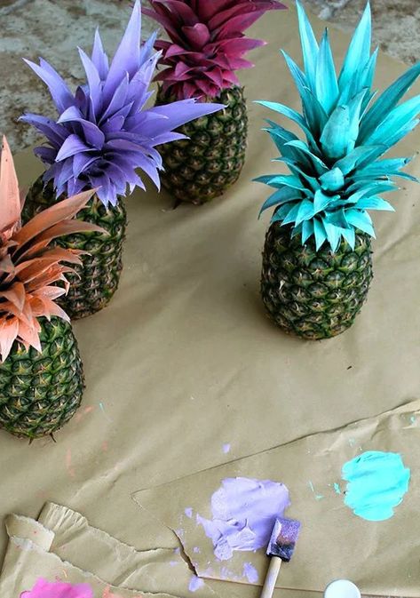 Hawaiian Baby Showers, Pineapple Wedding, Luau Baby Showers, Hawaiian Party Decorations, Luau Theme Party, Crazy House, Tropical Baby Shower, Fiesta Tropical, Pineapple Parties