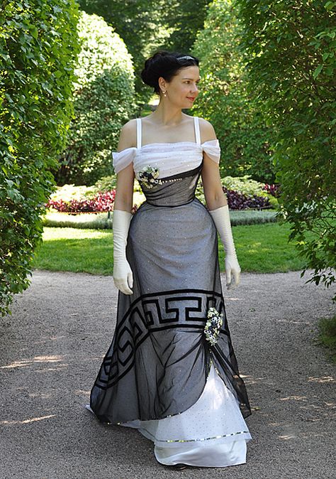 Before the Automobile: Edwardian evening gown                                                                                                                                                                                 More Old Fashioned Clothes, Edwardian Evening Gown, Edwardian Gowns, Victorian Era Dresses, Costume College, Era Fashion, 20th Century Fashion, Edwardian Dress, Vintage Gowns