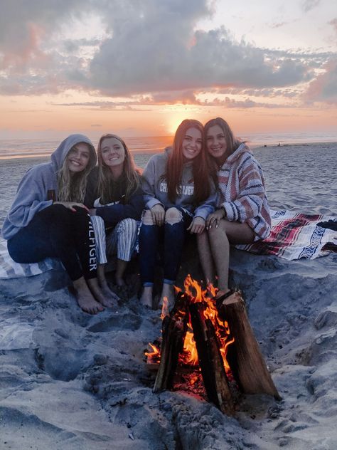 Summer nights with a bonfire on the beach 🤩 Bonfire Outfit Beach, Beach Bonfire Outfit Night, Bonfire Outfit Summer Nights, Bonfire Photoshoot, Beach Bonfire Birthday, Bonfire Beach Party, Beach Bonfire Outfit, Do With Your Best Friend, Beach Bonfire Parties