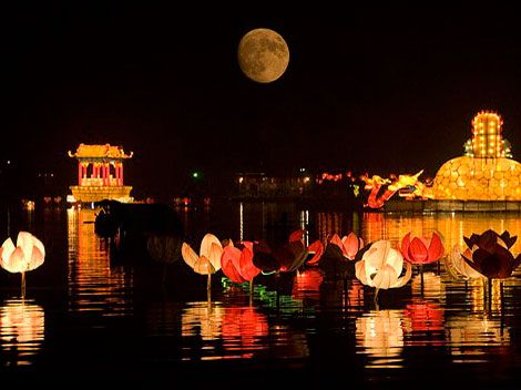 One thing is for sure, Thanksgiving is celebrated all around the world. Chinese Study Aesthetic, Bohemian Indian Wedding, Ballroom Outfit, Chinese Moon Festival, Water Lantern Festival, Autumn Moon Festival, Lunar Festival, Festivals In China, Afrika Burn