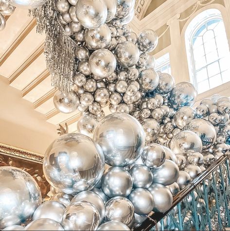 Isn't this giant staircase wall full of metallic silver balloons insanely gorgeous! I know its a bit much for a grand entrance but wowowo! Silver Balloons, Balloon Wreath, Deco Ballon, Garland Wedding Decor, Bubblegum Balloons, Tree Inspiration, Staircase Wall, Birthday Decorations Kids, Balloon Installation