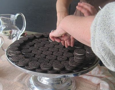 Oreo Wedding Cake, Festa Jack Daniels, Oreo Cookie Cake, Cookie Display, Wedding Cake Alternatives, Diy Home Projects, Edible Crafts, Oreo Cookie, Oreo Cake