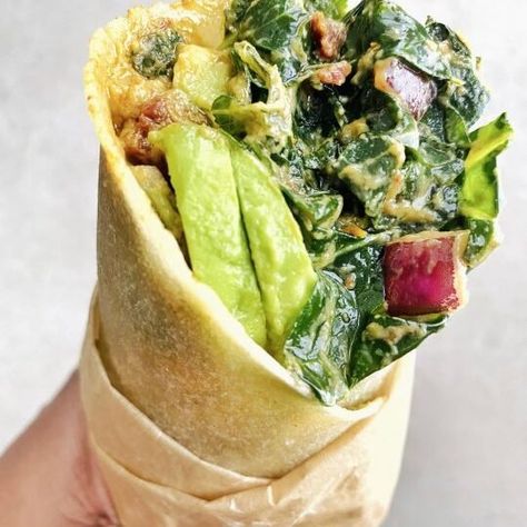 Easy To Make Spicy Kale Wrap (Tassilis Raw Copycat Recipe) Vegan Kale Lunch Recipes, Vegan Raw Dinner Recipes, Raw Veggie Sandwich, Raw Dehydrated Wraps, Raw Veggie Dinner, Alkaline Raw Recipes, Raw Food Dinner Ideas, Alkaline Vegan Dinner Recipes, Healthy Raw Vegan Recipes