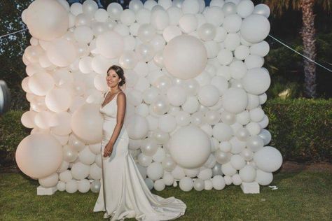 Neutral Wedding Balloons, All White Party Centerpieces, Wedding Backdrop Reception Balloons, Balloon Decor Wedding, Balloon Backdrop Wedding Receptions, All White Balloon Backdrop, White And Clear Balloon Garland, White Balloon Arch Wedding, Balloons At Wedding