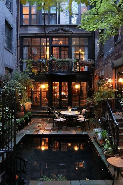 Townhouse Backyard Ideas, Penthouse Apartment Exterior, Townhouse Backyard, Townhouse Decorating, Washington Dc Apartment, Brownstone Interiors, Soho Apartment, Nyc Dream, New York Brownstone