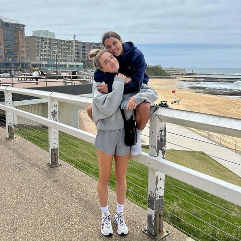 Kristie Mewis, Caitlin Foord, Soccer Couples, Sam Kerr, Be Taller, Soccer Inspiration, Love Sam, Women’s Soccer, Sam E