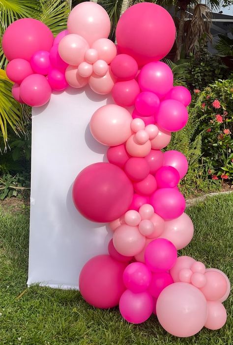 Pink Party Decorations Outdoor, Hot Pink And Light Pink Balloon Arch, Barbie Balloon Arch, Shades Of Pink Balloon Garland, Shades Of Pink Balloons, Adult Barbie Party Ideas, Pink Balloon Decorations, Shades Of Pink Party, Hot Pink Balloon Garland