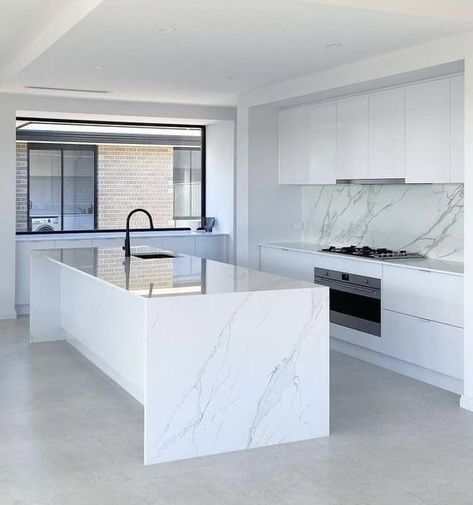 White Grey Marble Kitchen, White Glossy Kitchen Cabinets Modern, White Big Kitchen, Modern Kitchen Design Luxury 2023 White, Luxury Kitchen Cabinet Design, White Glossy Kitchen, Kitchen Design Modern Contemporary, Glossy Kitchen, Luxury Kitchen Cabinets