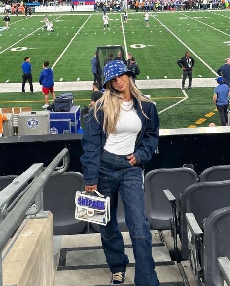 Nfl Game Day Outfit Woman Winter, Winter Game Day Outfit Football, Basketball Game Outfits, Winter Gameday Outfit, Football Sunday Outfit, Gameday Outfit Football, Football Bf, Festival Outfits 2023, Nfl Wags