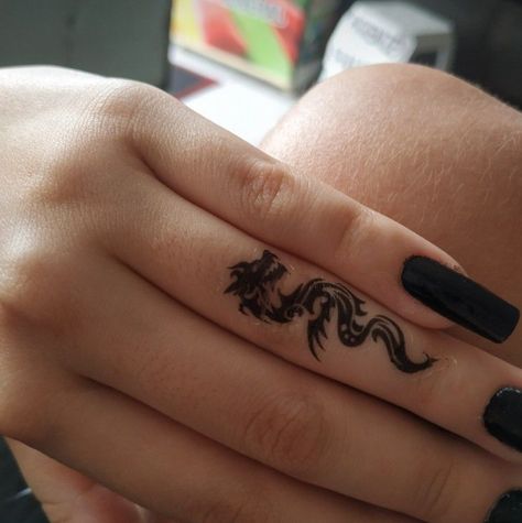 Finger Dragon Tattoo, Dragon Tattoo On Finger, Dragon Tattoo Aesthetic, Dragon Hand Tattoo, Ink Tattoo Design, Tattoos Pretty, Small Dragon Tattoos, Tattoo Design Tattoo, Henna Inspired Tattoos