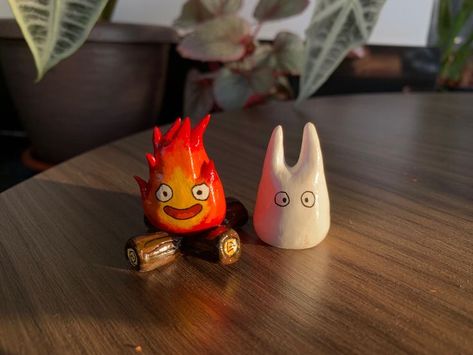 Studio Ghibli Sculpture, Ceramic Calcifer, Calcifer Clay, Air Dry Clay Sculpture Ideas, Air Dry Clay Animals, Totoro Clay, Diy Air Dry Clay Projects, Totoro Crafts, Air Dry Polymer Clay