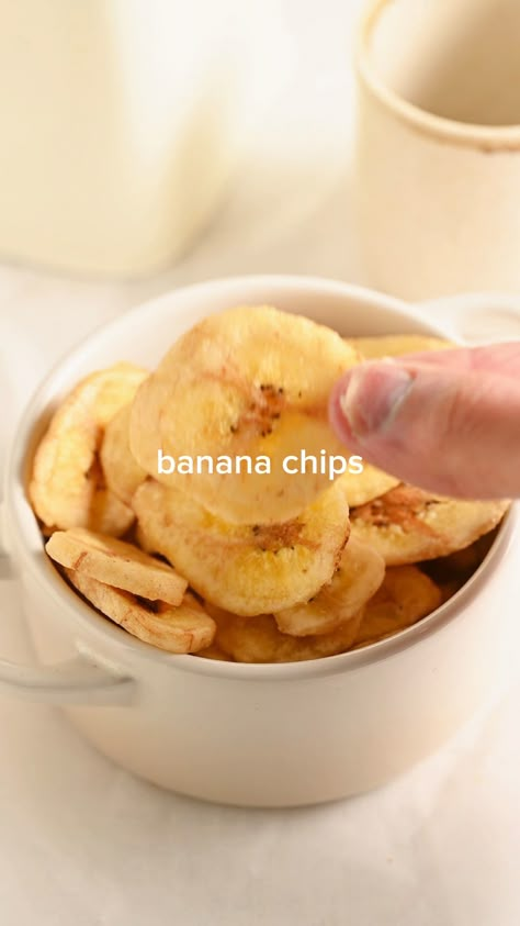 Learn how to make Banana Chips at home with this easy 2 ingredient recipe. Sweet and crunchy, dehydrated banana chips are the perfect healthy snack for kids and adults. They're just like the ones you buy, but baked, healthy, sugar-free, oil-free and budget-friendly! Diy Healthy Chips, How To Make Homemade Chips, Healthy Meals To Make At Home, How To Make Banana Chips, Making Snacks At Home, Easy Recipes Snacks 2 Ingredients, Yummy And Healthy Snacks, How To Make Chips At Home, Quick Healthy Snacks For Kids