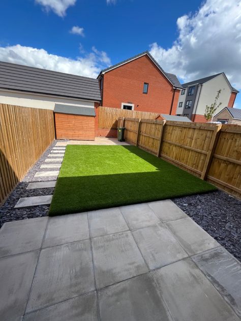 Garden Astroturf Ideas, Small Garden Inspiration Simple, Astroturf Garden Ideas, Astroturf Patio, Astro Turf Garden Ideas, Slate Garden Ideas, Cheap Garden Makeover, New Build Garden Ideas Uk, Small Back Garden Ideas