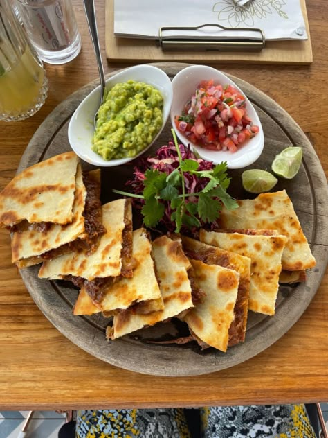 Mexican Restaurant Plates, Quesadilla Plating, Mexican Restaurant Dishes, Mexican Cuisine Aesthetic, Lunch Restaurant Food, Mexican Restaurant Instagram Feed, Quesadillas Aesthetic, Quesadilla Aesthetic, Mexican Food Aesthics