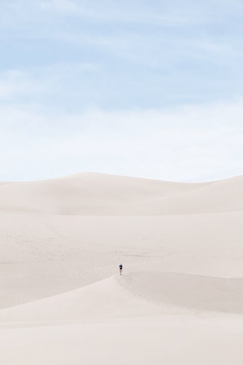 Free Wallpaper Backgrounds, Desert Dunes, 동화 삽화, Minimal Photo, Chinese Art Painting, Minimal Photography, Painting Minimalist, Photography Backgrounds, Architecture Painting