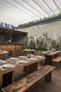 Yet another spot to add to our Mexico City must-visit list: Campobaja in the city's hip Colonia Roma neighborhood. Opened in 2015, it was designed by the c Outdoor Restaurant Patio, Bar Deco, Visuell Identitet, Outdoor Restaurant Design, Restaurant Patio, Rustic Restaurant, Outdoor Cafe, Garden Cafe, Rooftop Restaurant